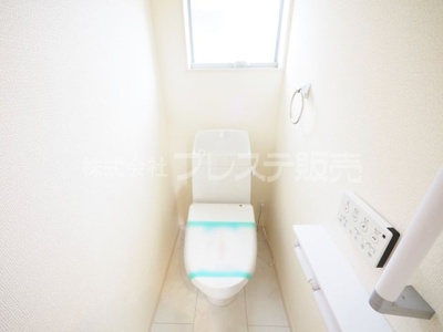 【トイレ】 | 大和郡山市植槻町の新築一戸建 全２区画 | 現地写真（１号地２階トイ）温水洗浄便座を標準装備！