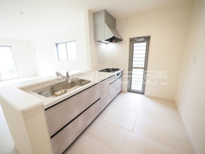 【キッチン】 | 大和郡山市植槻町の新築一戸建 全２区画 | 現地写真（１号地キッチン）人気の対面キッチン♪