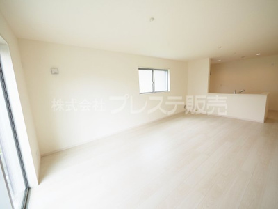 【居間・リビング】 | 大和郡山市植槻町の新築一戸建 全２区画 | 現地写真（１号地リビング）ＬＤＫは広々１８帖！南向きですので、陽あたり良好です♪