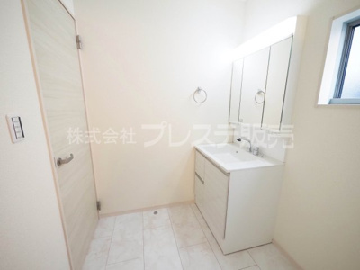 【洗面所】 | 大和郡山市植槻町の新築一戸建 全２区画 | 現地写真（１号地洗面）シャワー付き洗面化粧台