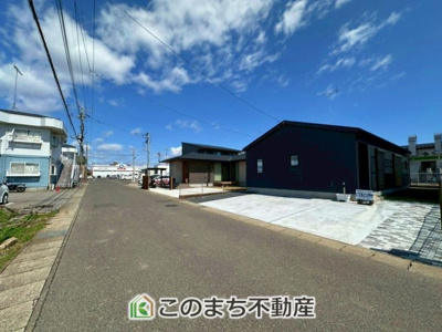 【前面道路含む現地写真】 | LifeQualityさくら市卯の里モデルハウス | 前面道路は広々としてます！運転が苦手な方でもお車の出し入れ簡単で安心です☆
