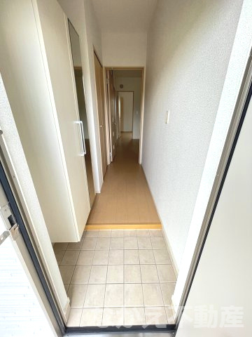 【玄関】 | 収納もある玄関です