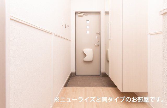 【玄関】 | アルーン富岡　Ａ | 明るい玄関です