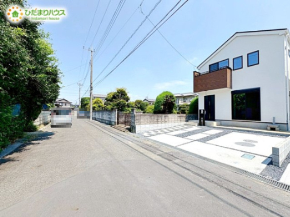 熊谷市久下　新築一戸建て　いろどりアイタウン　01の前面道路含む現地写真