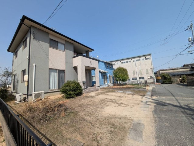 岡山市南区内尾 中古住宅の外観|◆駐車スペース並列3台分可能です。