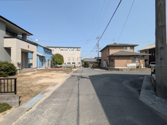 岡山市南区内尾 中古住宅の前面道路含む現地写真|◆南側道路6.0mなので駐車し易いです。