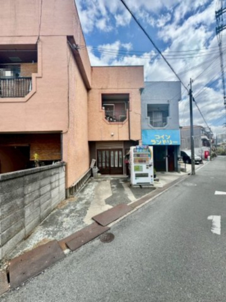 寝屋川市石津南町　店舗付き住宅の前面道路含む現地写真