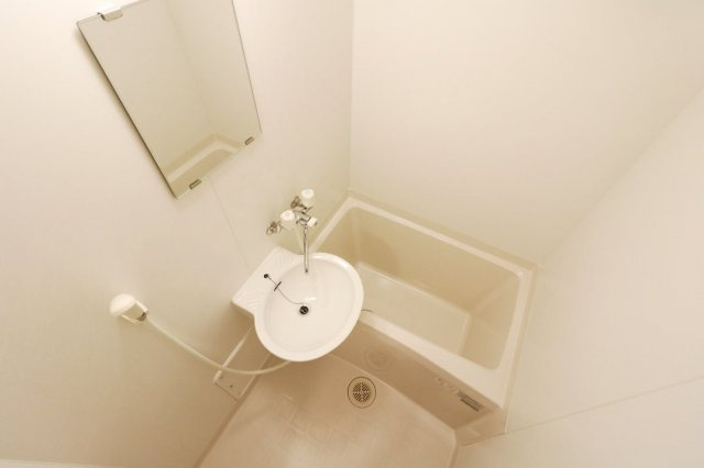 レオパレス岡本の浴室|コンパクトで使いやすいお風呂です