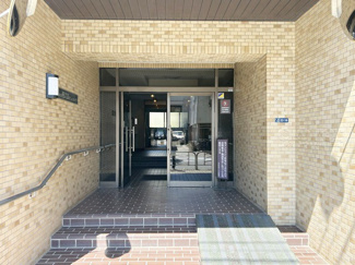 【エントランス】 | お客様を、そして住人を出迎えてくれるマンションのエントランス。ゴミが落ちていないことからも、管理状態の良さや住民の節度の高さが見て取れます。～即日のご見学可能～　お問合せはお気軽にどうぞ。