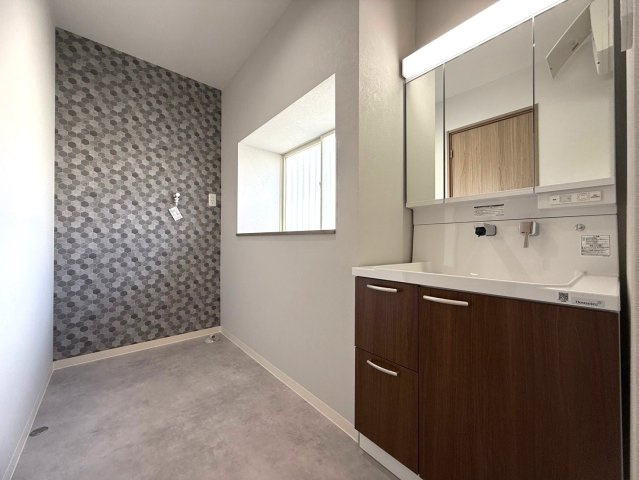 長府満珠町戸建の洗面所|スペースが確保できる洗面所です