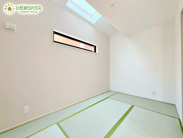 熊谷市久下　新築一戸建て　いろどりアイタウン　02の和室|家事・育児スペースにピッタリの和室！
お洒落なでデザインの窓ですね♪