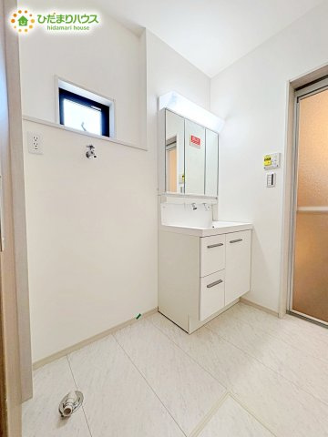 熊谷市久下　新築一戸建て　いろどりアイタウン　02の脱衣所|白で統一されていて清潔感溢れる洗面所！
三面鏡の後ろは収納となっていて、細かいものでも収納できるのスッキリと整理できます！											