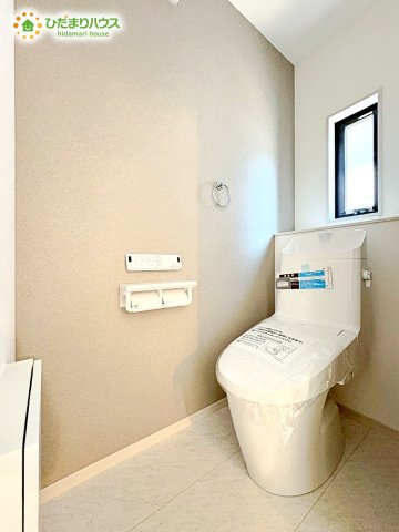 熊谷市久下　新築一戸建て　いろどりアイタウン　02のトイレ|小窓が付いているので、トイレも明るい空間になっております♪						
