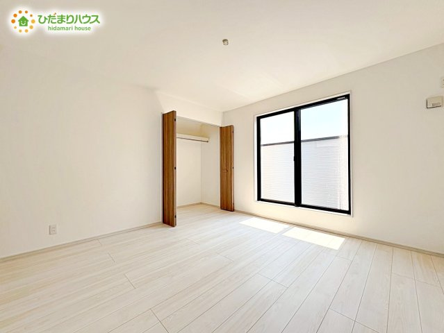 熊谷市久下　新築一戸建て　いろどりアイタウン　02の寝室|バルコニーに面しているので日当たり・通風良好！
8帖の広々居室は寝室にピッタリ！