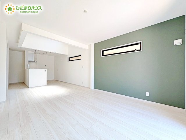 熊谷市久下　新築一戸建て　いろどりアイタウン　02の居間・リビング|配色がとてもお洒落な18帖の広々リビング！
家族団らんの時間も増えそうですね"(-""-)"