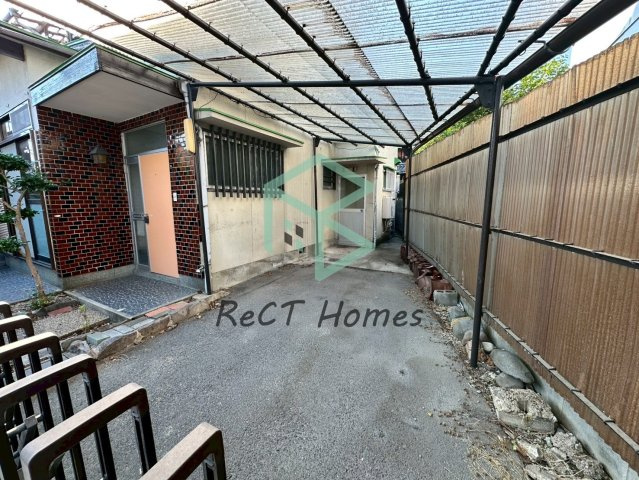 姫路市宮上町１丁目の一戸建ての駐車場