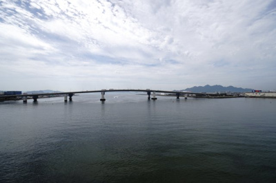 【展望】 | 【上質リノベ】パラッシオ楽々園シービスタ | 【四季を感じる】
四季の移ろい・爽やかな青空や風を感じられ
自然を愉しめるパノラマビュー。
毎日の暮らしに余裕を感じさせてくれる、
遮る物の無い開放的な眺望を是非、ご堪能ください。