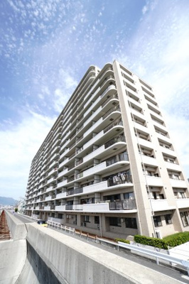 【外観】 | 【上質リノベ】パラッシオ楽々園シービスタ | 【耐震性】
耐震性の高さを判断するポイントは、
建築確認申請日が1981年6月1日以降の
新耐震基準に適合しているかどうか。
震度６程度の大地震でも
建物が崩壊しないレベルが基準になりました。