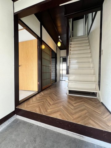 北舞子１丁目貸家の玄関