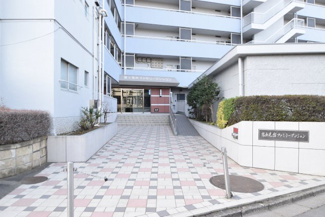 【エントランス】 | お客様を、そして住人を出迎えてくれるマンションのエントランス。ゴミが落ちていないことからも、管理状態の良さや住民の節度の高さが見て取れます。～即日のご見学可能～　お問合せはお気軽にどうぞ。
