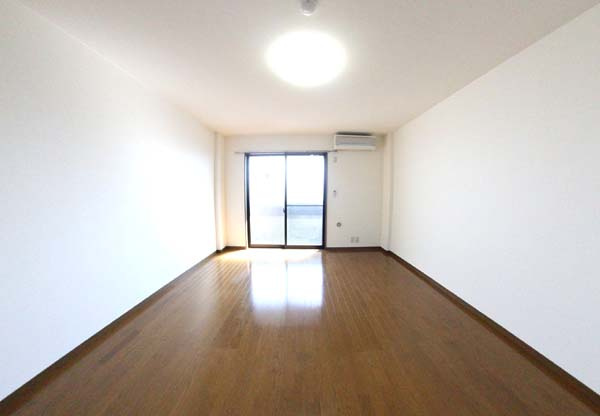 アンプルールフェールフォルスの居間・リビング|こちらの居間で趣味の時間をお楽しみください