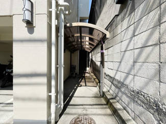 【エントランス】 | お客様を、そして住人を出迎えてくれるマンションのエントランス。ゴミが落ちていないことからも、管理状態の良さや住民の節度の高さが見て取れます。～即日のご見学可能～　お問合せはお気軽にどうぞ。