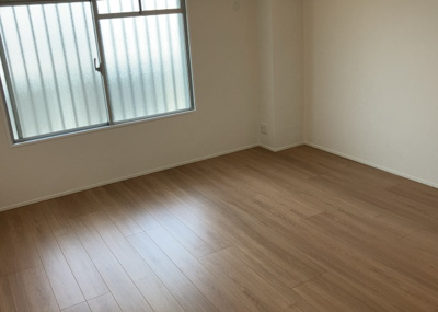 【寝室】 | 藤和南町田ハイタウン | 寝室でゆっくりと過ごすためにはベッド周りの適度な空間を担保することや窓の位置、照明の明るさ、寝室の広さなどを考える必要があります。自身や家族の構成とライフスタイルに併せて寝室にする部屋を選びましょう！