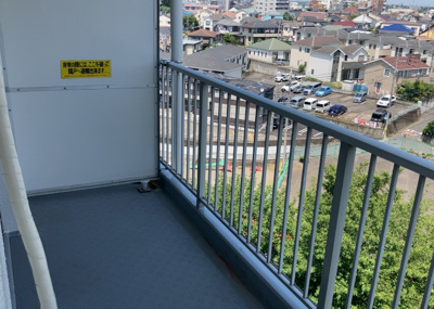 【バルコニー】 | 藤和南町田ハイタウン | バルコニーは、室外の専用スペースのうち、「屋根がなく開放された空間」であるものを指します。ベランダより広いタイプのものが多く、日当たりもよいため家庭菜園などを楽しみたい人にとって適した環境となります。