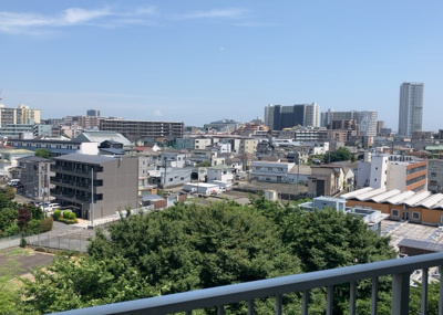 【展望】 | 藤和南町田ハイタウン | 眺望の良さを楽しめるダイニングキッチンで家族団らんの時間を過ごしてはいかがでしょうか。バルコニーから見える景色を家族で眺める時間は、時間が経つのを忘れてしまいそうですね。是非、現地を見に行きましょう！