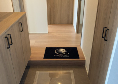 【玄関】 | 藤和南町田ハイタウン | 玄関は家の顔でもあり、家族以外の目にも止まる場所です。玄関は外との間を仕切る扉、靴などをしまっておく収納スペース、靴脱ぎのたたきスペース、来客とのやり取りをするドアホンなど複数のアイテムからなります。