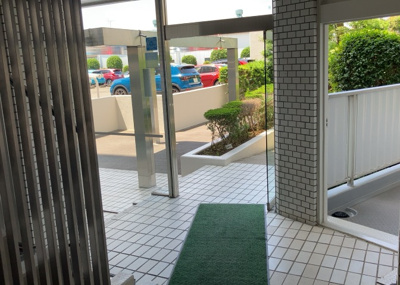 【エントランス】 | 藤和南町田ハイタウン | マンションのエントランスには、もともと風よけや防犯の役割がありますが、マンションによって宅配ボックスなどの設備が備わっている所もあります。日々の生活をイメージしながら生活しやすさをチェックしましょう。