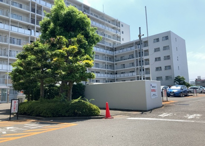 【現況写真】 | 藤和南町田ハイタウン | 外観はマンション管理がされているかの目安になります。築年数が古いと、壁面は劣化してひび割れが生じることも！建物が古びていても細かいところが修繕されていると、きちんと管理されているなぁと感じるでしょう。