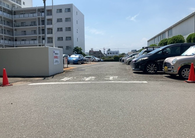 【駐車場】 | 藤和南町田ハイタウン | 車一台あたりに必要なスペースは、標準サイズの普通自動車で横幅2m50cm、長さ5mは必要になります。ただし、乗降のことも考慮して横幅3m30cm、長さ5m50cmほどは確保できるところを選びましょう。
