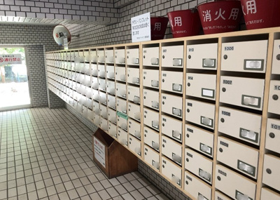 【設備】 | 藤和南町田ハイタウン | エントランス付近に設置されている集合ポストは、住んでいる部屋と離れているため、ポストをあさるなど誰かに何かされていても被害に気づきにくいです。入居する時には他人に特定されにくい番号で鍵をかけましょう！