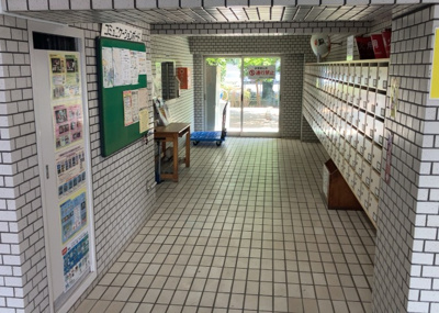 【ロビー】 | 藤和南町田ハイタウン | ラウンジは、マンションの共用スペースに椅子やテーブルなどを配置した利用者が寛げる空間です。屋内型ラウンジと屋外型ラウンジがあります。共用部分の管理状況と合わせて、詳細については現地でご確認ください。