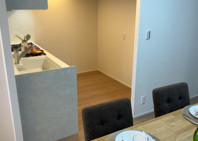 【キッチン】 | 藤和南町田ハイタウン | L型アイランドタイプは、キッチンからダイニングにもリビングにも目が行き届くので、とても使いやすい配置です。L字型独立タイプは、キッチンを独立させてるためLDKというよりもLDといった様なイメージです。