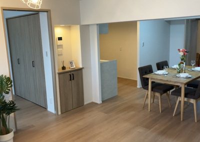 【居間・リビング】 | 藤和南町田ハイタウン | 直線タイプはLとDKを一直線に並べた形で対面キッチンのタイプです。一般的なのでよく見かけるかもしれません。直線タイプに似た直接アイランドタイプは、キッチンとダイニングの間に壁がない分広く感じられます。