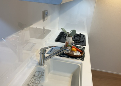 【キッチン】 | 藤和南町田ハイタウン | 標準的なシステムキッチンの横幅は、165cm～300cm程度です。2100・2400・2550・2700などミリ単位で表記されます。普段どのように料理をするのかを想定しながら合ったサイズを選びましょう