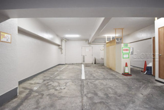 【駐車場】 | マンションの駐車場スペース。空きの有無や駐車料金、サイズ規定などについては、改めてお問い合わせください。～即日のご見学可能～　お問合せはお気軽にどうぞ。