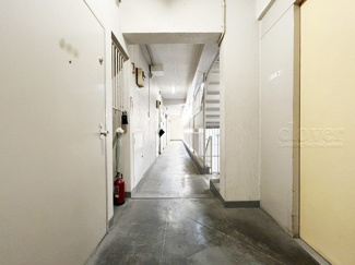 【その他共用部分】 | 共用廊下です。ここもきれいに清掃されています。周囲のお部屋の様子も、ぜひ伺ってみてください。～即日のご見学可能～　お問合せはお気軽にどうぞ。