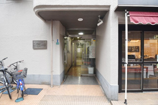 【エントランス】 | 夜間オートロックを備えたマンションのエントランス。時間を区切って皆様の「安全」を確保してくれる設備です。うれしくも安心感のある機能性です。～即日のご見学可能～　お問合せはお気軽にどうぞ。