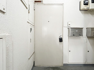 【その他共用部分】 | 皆様をお迎えする、お部屋の玄関ドア。開けやすさや開放角度、ドアノブの操作しやすさや鍵の形状などを、現地で一度ご確認ください。～即日のご見学可能～　お問合せはお気軽にどうぞ。