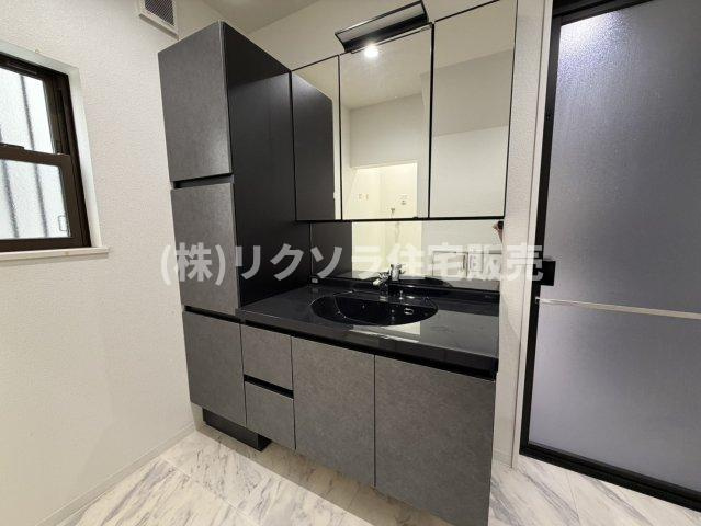 島頭４丁目　中古一戸建ての独立洗面台|収納豊富な独立洗面台
■物件内覧・資金計画相談・住宅ローン相談、リフォーム相談、お問合せ受付中■
※当日・翌日のご内覧、ご相談はお電話でのお問合せがスムーズです！