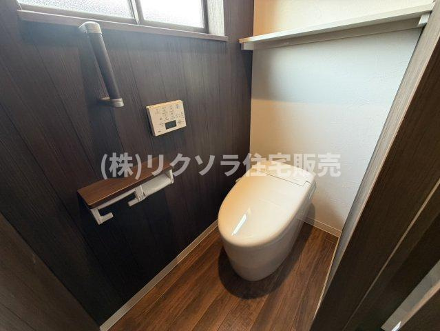 島頭４丁目　中古一戸建てのトイレ|温水洗浄便座付きトイレ
■物件内覧・資金計画相談・住宅ローン相談、リフォーム相談、お問合せ受付中■
※当日・翌日のご内覧、ご相談はお電話でのお問合せがスムーズです！