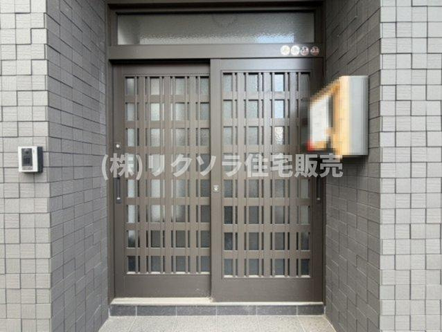 島頭４丁目　中古一戸建ての玄関|引き戸タイプの玄関ドア
■物件内覧・資金計画相談・住宅ローン相談、リフォーム相談、お問合せ受付中■
※当日・翌日のご内覧、ご相談はお電話でのお問合せがスムーズです！