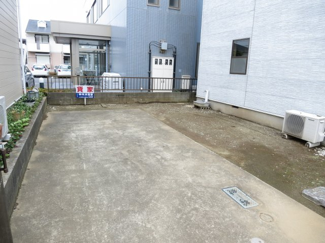 高野台住宅Aの駐車場|車をお持ちの方に嬉しい駐車場2台付きの物件です