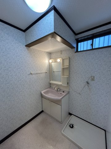 高野台住宅Aの洗面所|独立洗面台、小物を置くことができて便利です