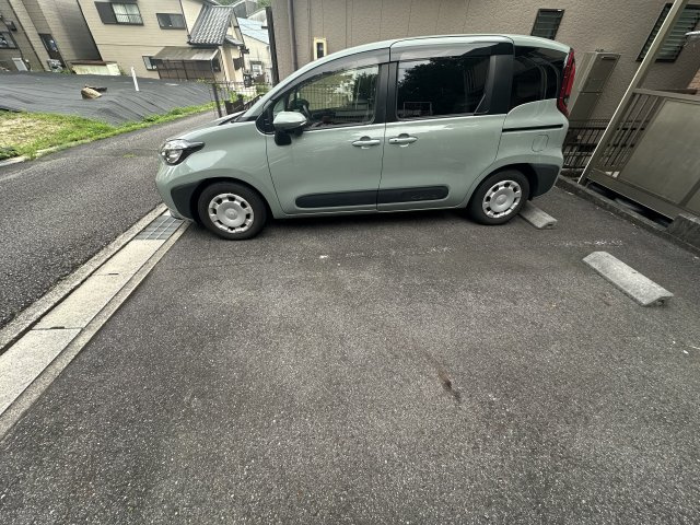 エバーグリーン深見の駐車場