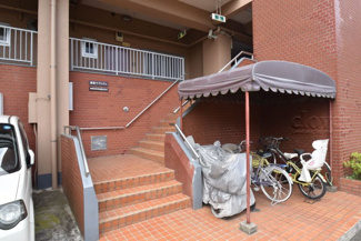 【エントランス】 | お客様を、そして住人を出迎えてくれるマンションのエントランス。ゴミが落ちていないことからも、管理状態の良さや住民の節度の高さが見て取れます。～即日のご見学可能～　お問合せはお気軽にどうぞ。
