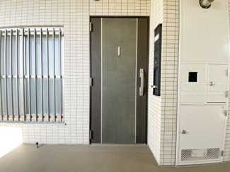 【その他共用部分】 | 皆様をお迎えする、お部屋の玄関ドア。開けやすさや開放角度、ドアノブの操作しやすさや鍵の形状などを、現地で一度ご確認ください。～即日のご見学可能～　お問合せはお気軽にどうぞ。
